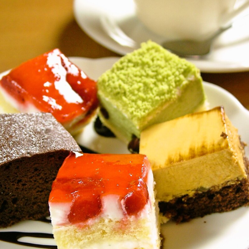 ケーキ盛り合わせ(Cafe Bar ripple)