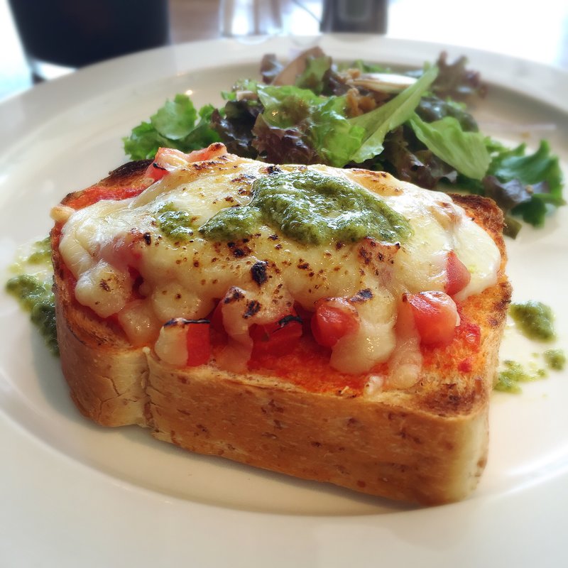 フレッシュトマトのマルゲリータトースト(100本のスプーン FUTAKOTAMAGAWA)