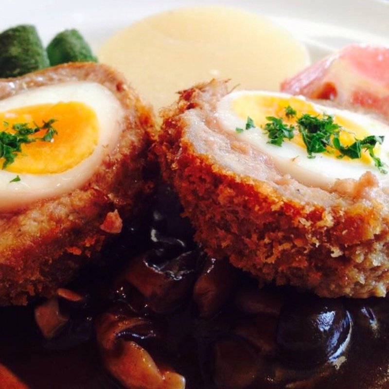 スコッチエッグ赤ワインとキノコのソース(MOULiN)