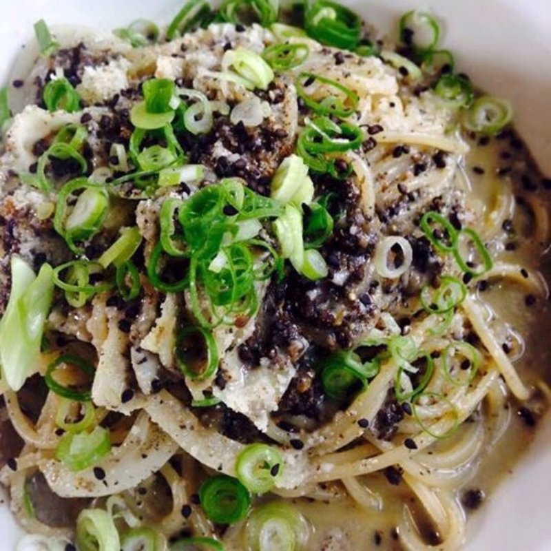 牛ミンチと黒ゴマクリームパスタ(MOULiN)