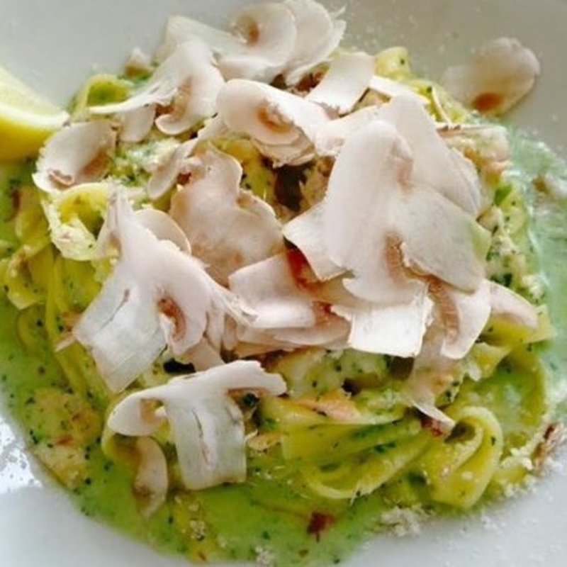 サーモンとキノコのほうれん草クリームソース(MOULiN)