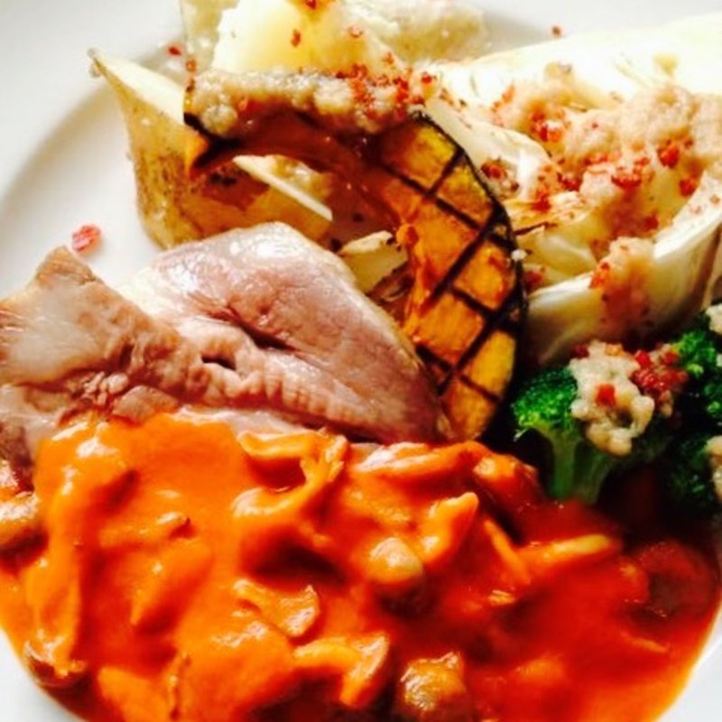 豚ロースのキノコのトマトソース(MOULiN)