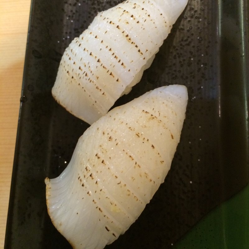 剣先いかあぶり(にぎり鮨 魚魚 （さかなさかな）)