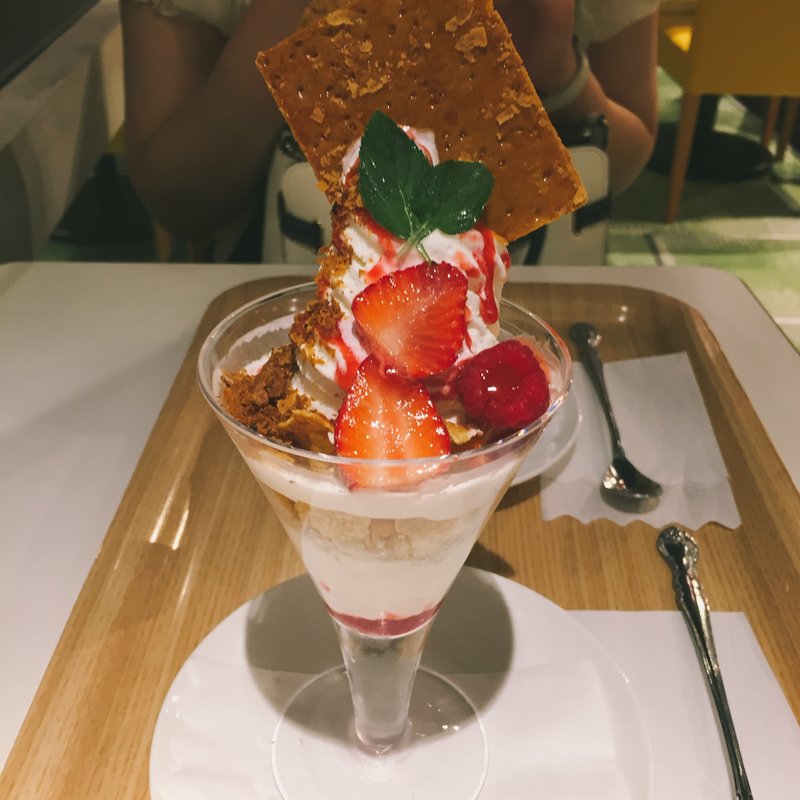 ベリー・ジェラートパフェ(ミキシン ミクスリーム （mix’n mixream）)