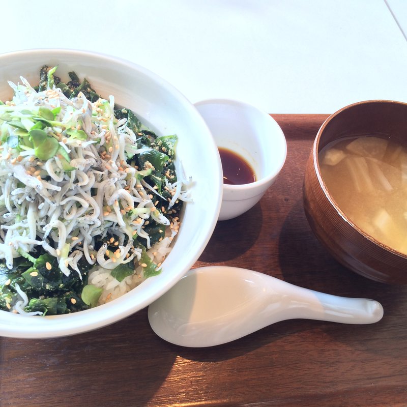 釜揚げしらす丼 Mサイズ(鎌倉どんぶりカフェ bowls)