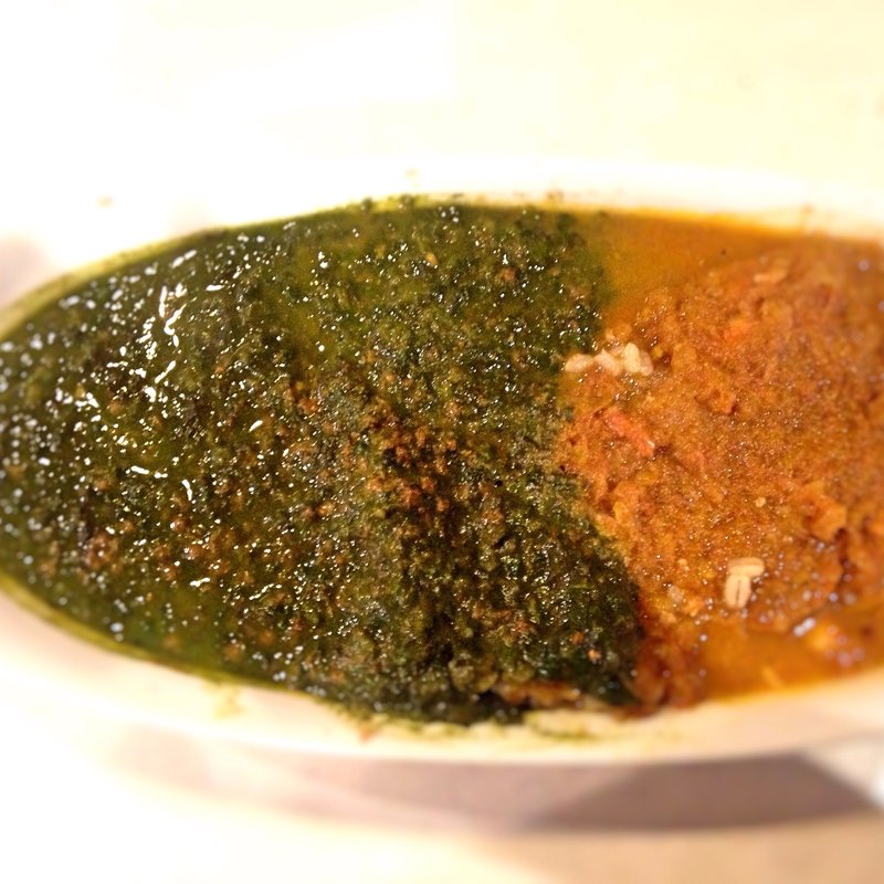 無添加「ほうれん草と半熟たまごのカレー」と「豚150カレー」のハーフ＆ハーフ(ゆうばーる)