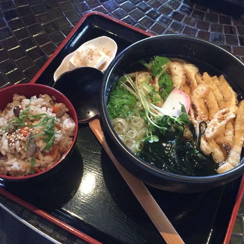 日替わりランチセット(おろしきつねうどんx炊き込みご飯)(うさぎおうどん )