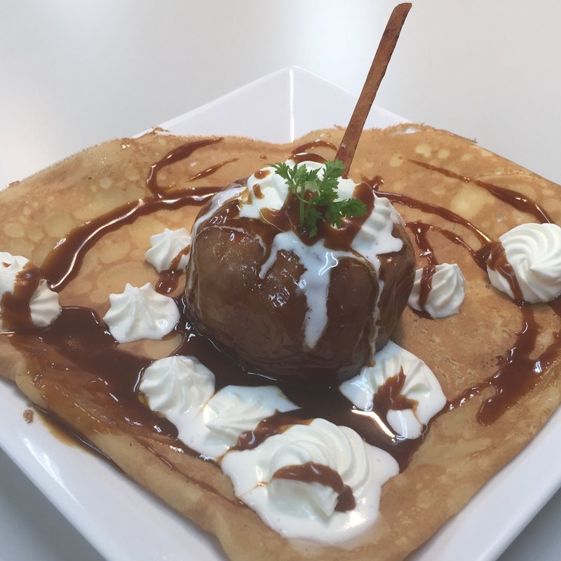 焼きリンゴと塩キャラメルソースのクレープ(Le BRETON)