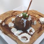 焼きリンゴと塩キャラメルソースのクレープ
