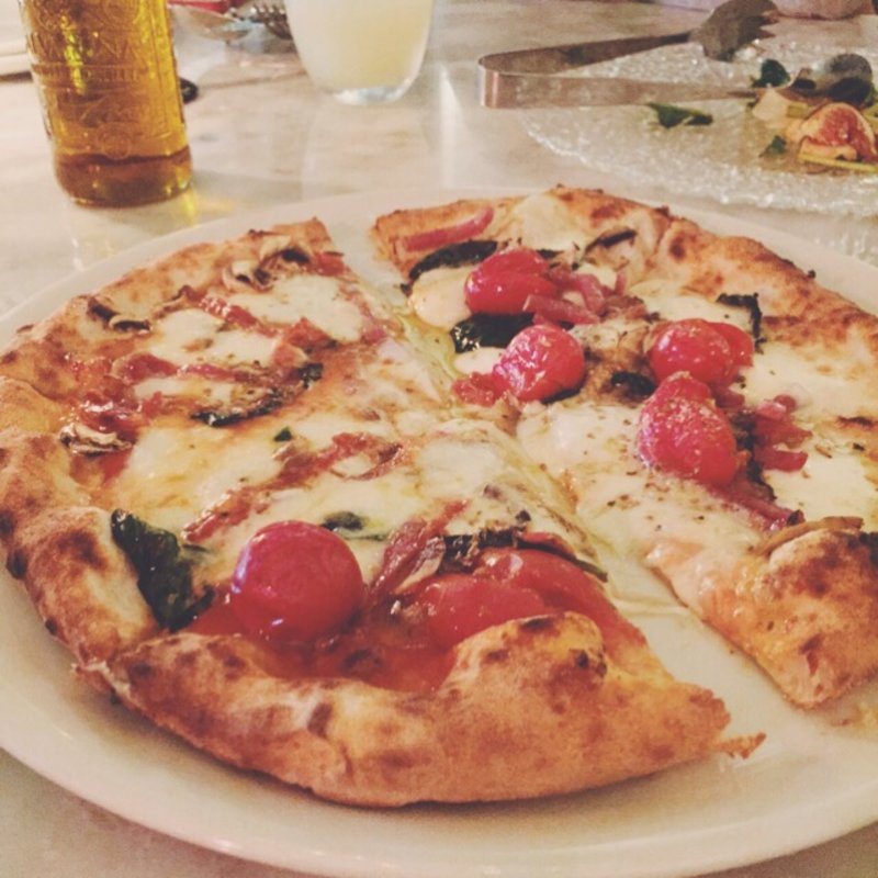 スモークピザとスパイシーピザのハーフ(REGGIANO （レジャーノ）)