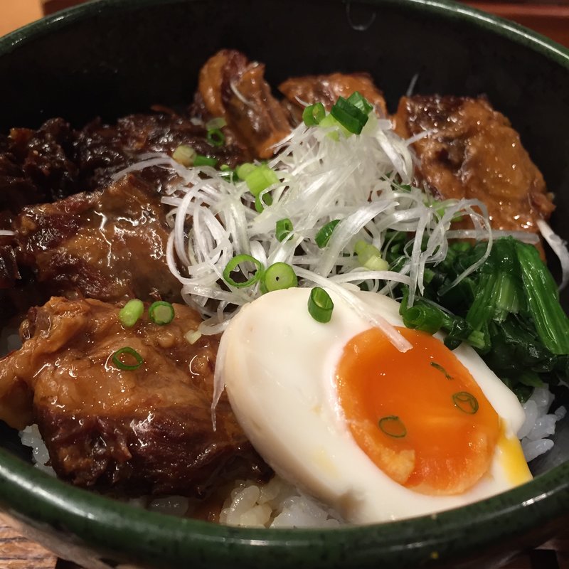 角煮丼(本まぐろ中とろ切落しと次の肉料理 マキバスタイル芝浦店)