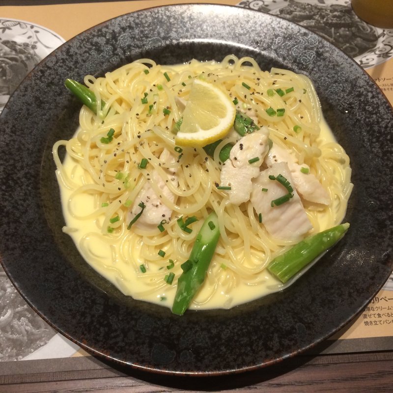 蒸し鶏とグリーンアスパラのレモンクリームパスタ(鎌倉パスタ 福知山店 )