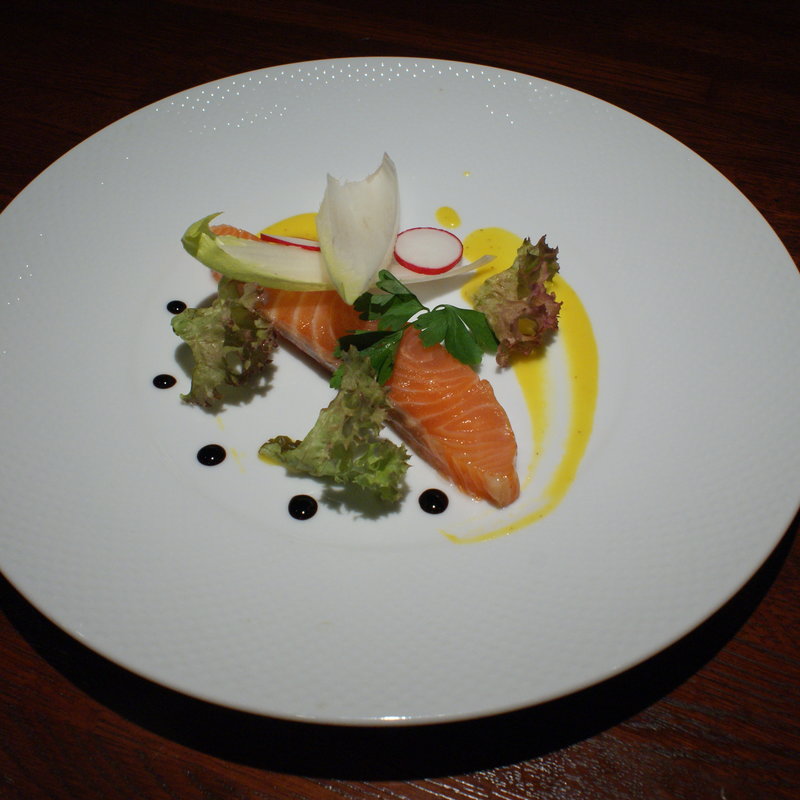 自家製ノルウェー産スモークサーモン軽い炙り(濱下 （ハマシタ）)