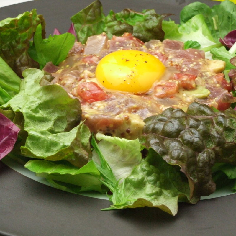 まぐろとアボカドのタルタル 熊本産那須ファームの卵をのせて(クラゲストア)