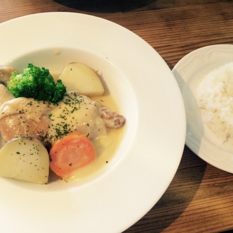 骨付きモモ肉のフリカッセ(HUIT harajuku)