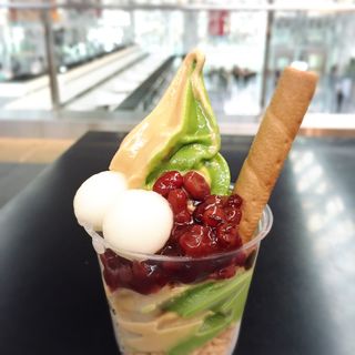 抹茶・ほうじ茶 白玉あずきソフトクリーム(茶寮 伊藤園 羽田空港店)