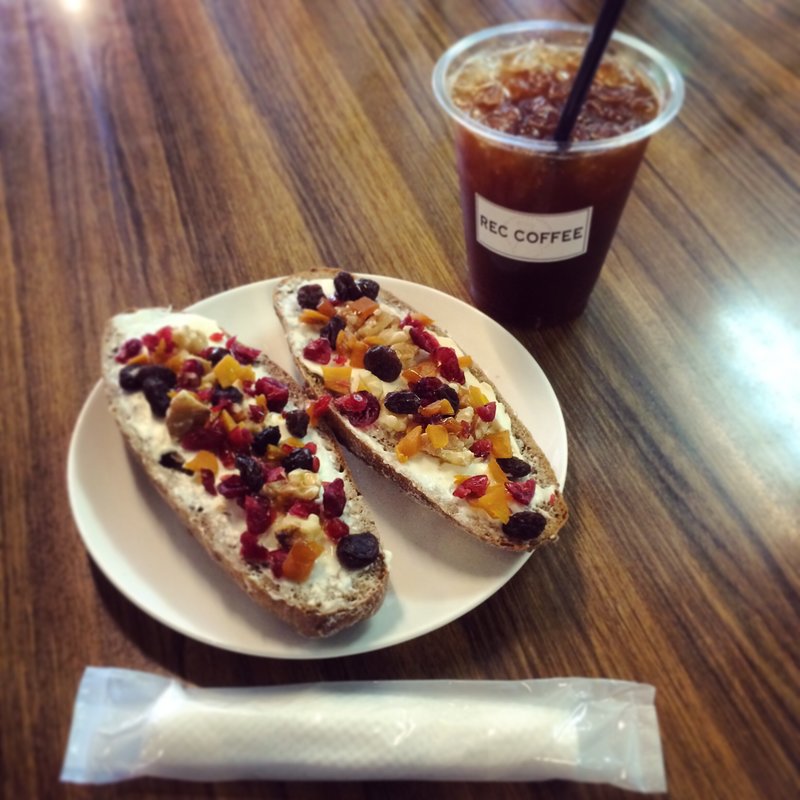コーヒーとドライフルーツサンド(レックコーヒー 薬院駅前店)