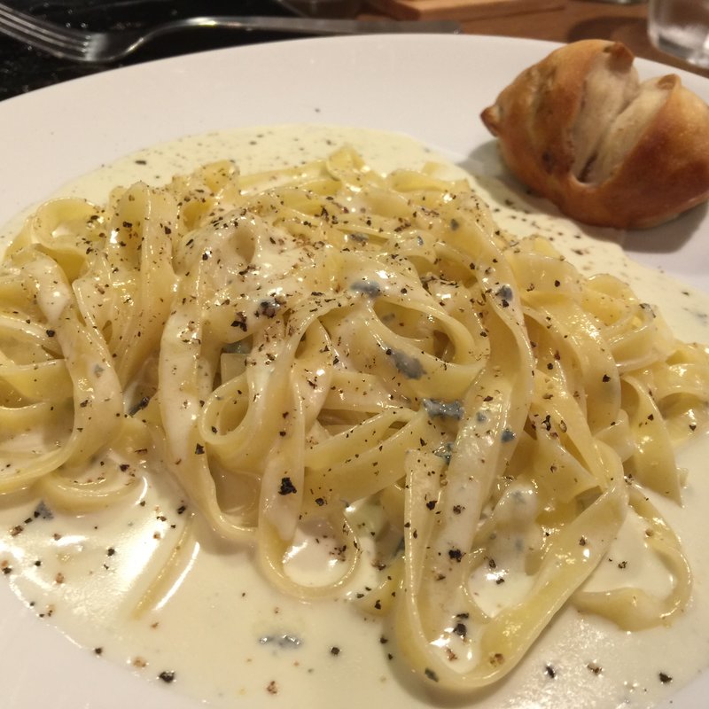 ゴルゴンゾーラ パスタ(バールクエロクエラ パン)