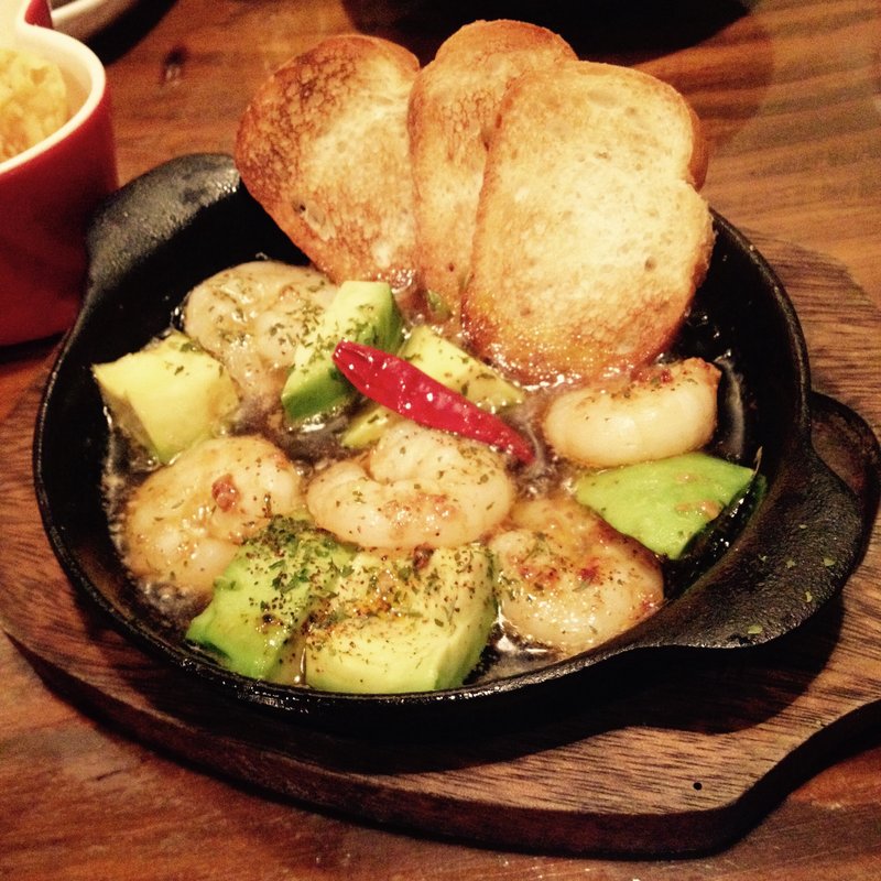 小エビとアボカドのアヒージョ(どまんなか)