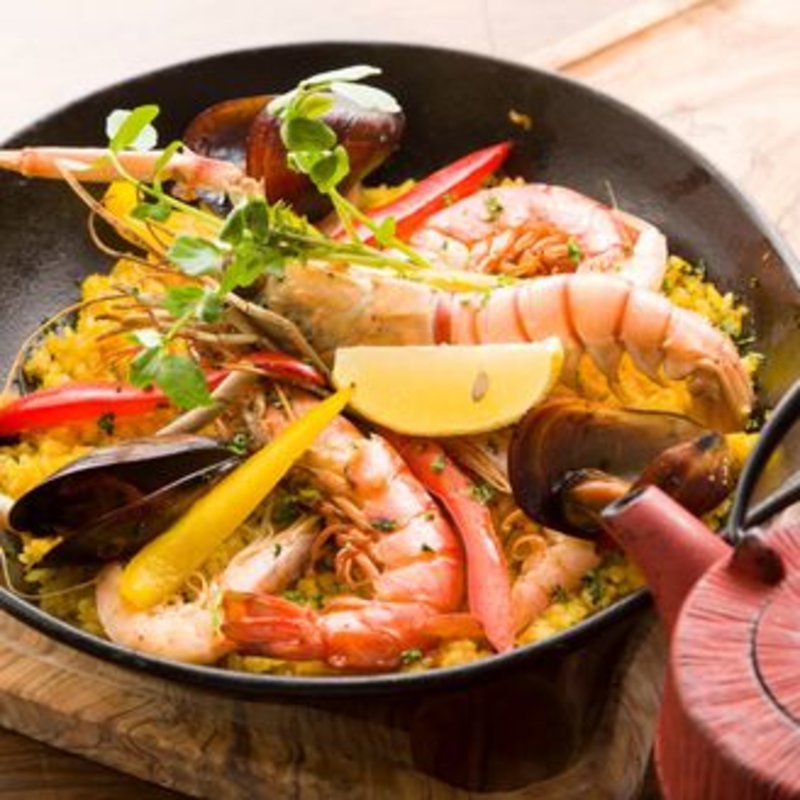 えびとパクチーのパエージャ(spanish Italian Azzurro520+cafe　-costa de terraza- （スパニッシュ　イタリアン　アズーロ　ゴーニーゼロ　プラス　カフェ　コスタ　デ　テラッツァ）)