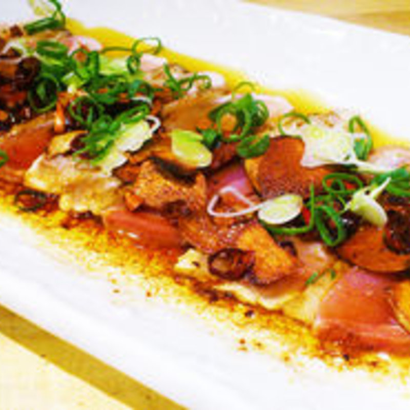 鶏たたきガーリックオイルかけ(さつま鶏丸 海浜幕張店)