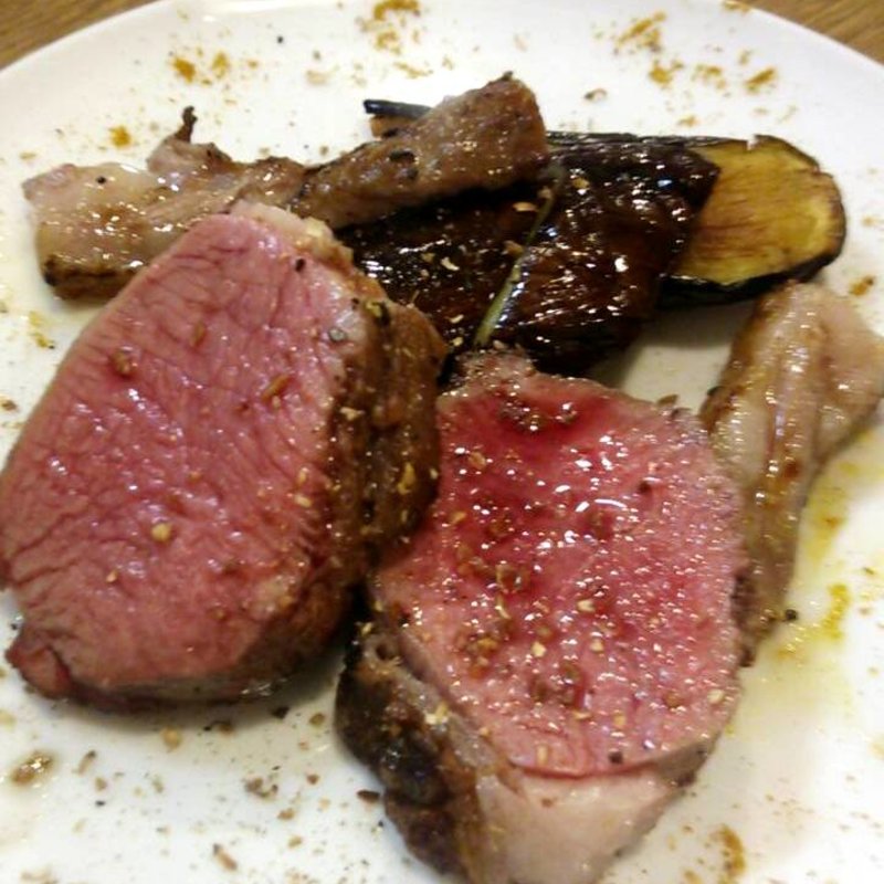 シャンラン産鴨胸肉のロースト　バニュルスのソース(ル・コントワ)