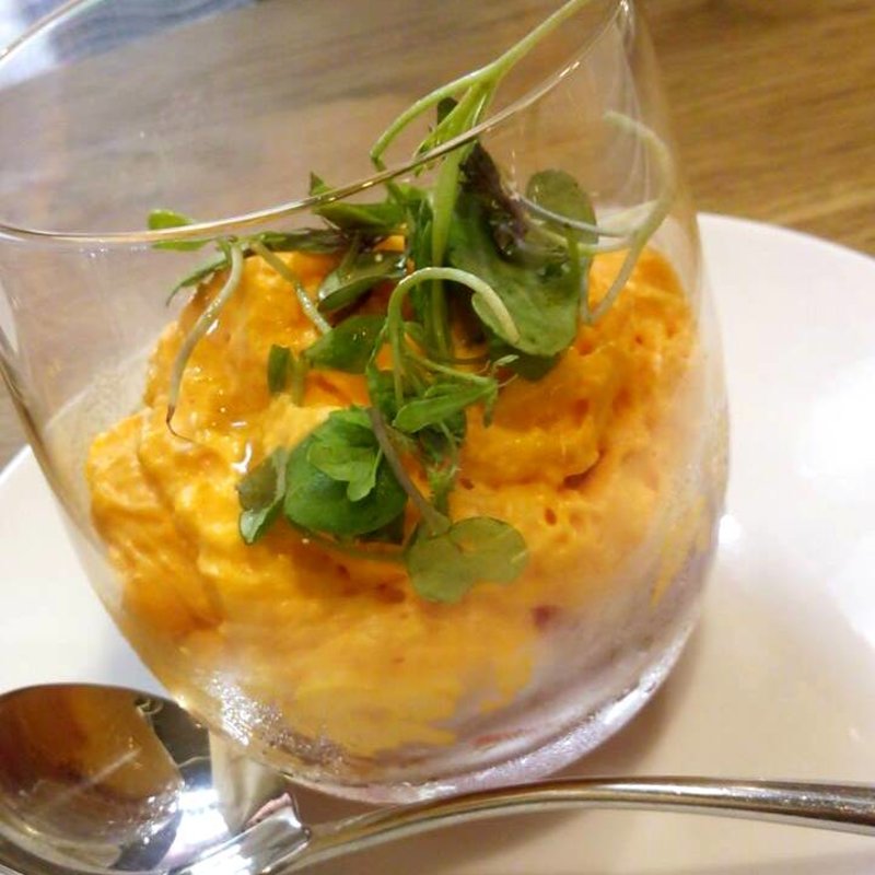 サーモンのポアレ　赤ピーマンのソース(ル・コントワ)