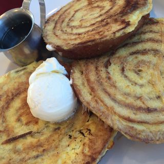 cinnamon roll french toast(Ruby's Diner)