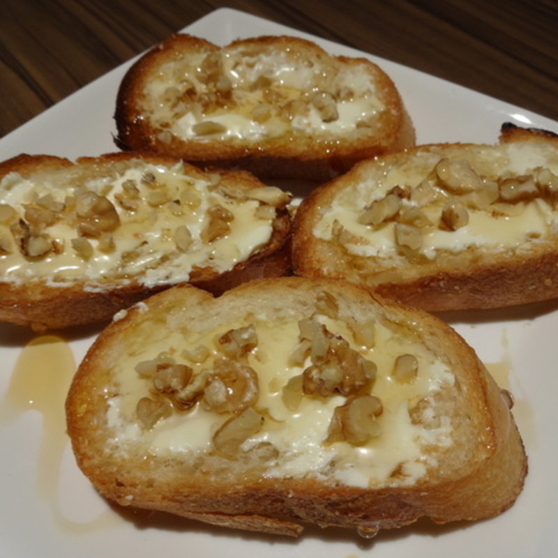 胡桃とクリームチーズのブルスケッタ(Ziru （ジル　）)