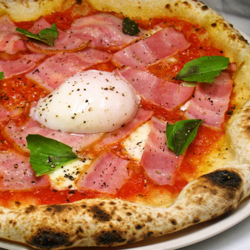 温泉タマゴとベーコンのピッザ(イタリアンダイニング カフェ ハーレーパーク)