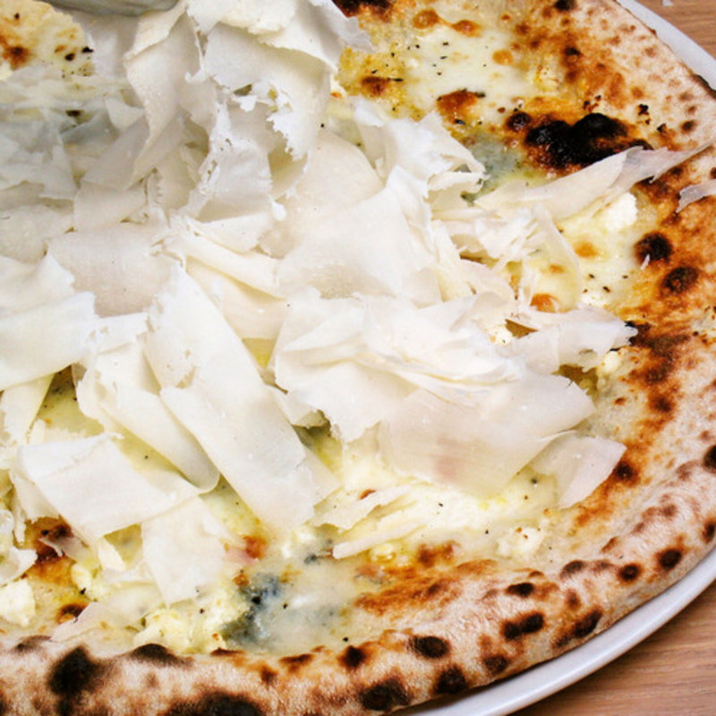 4種チーズのピッザ(イタリアンダイニング カフェ ハーレーパーク)