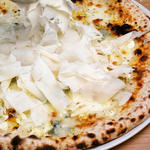 4種チーズのピッザ(イタリアンダイニング カフェ ハーレーパーク)