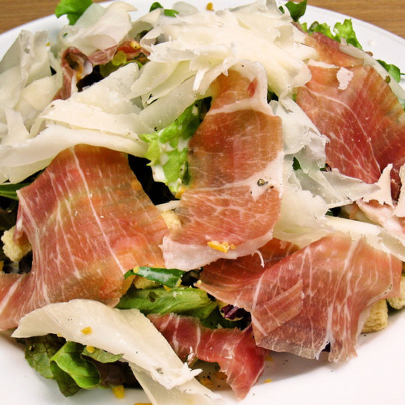 クラシックシーザサラダ　生ハムのせ(イタリアンダイニング カフェ ハーレーパーク)