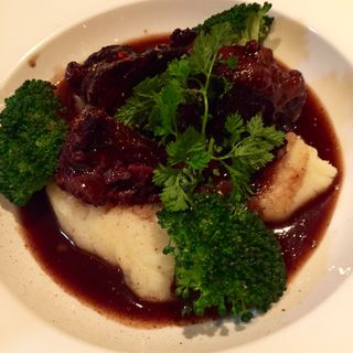 牛ホホ肉の赤ワイン煮込み(sol saliente （ソルサリエンテ）)