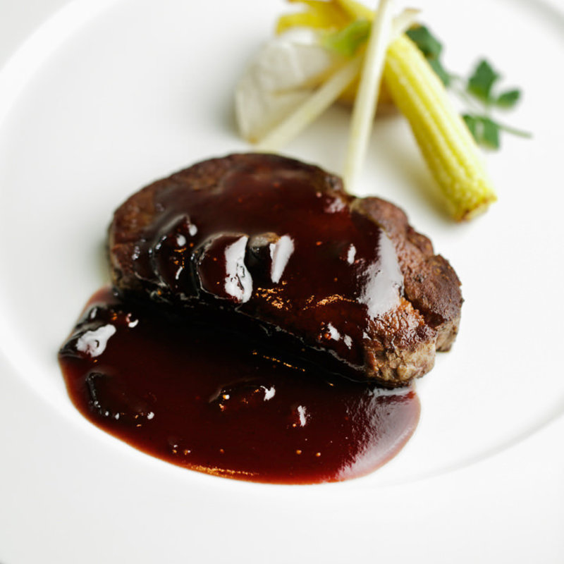 国産牛ロースのポワレ　マルサラソース(リストランテ カヴァリエーレ)