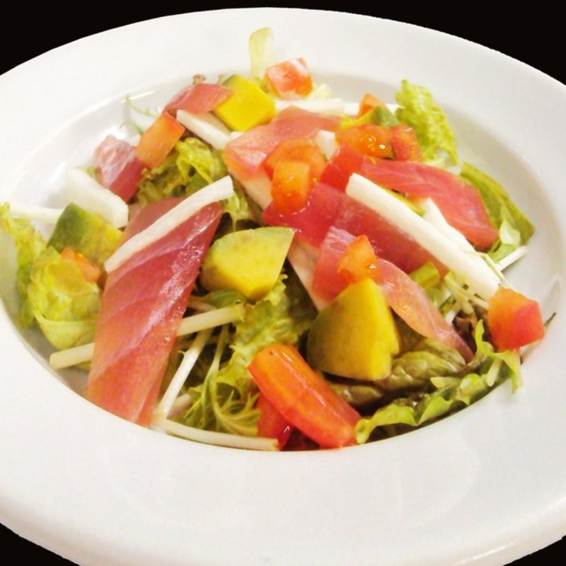 マグロとアボカドと山芋のサラダ(やはた茶屋)