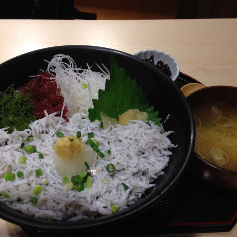 釜あげしらす丼(しらすと伊勢海老の 忠兵衛 （シラストイセエビノチュウベイ）)