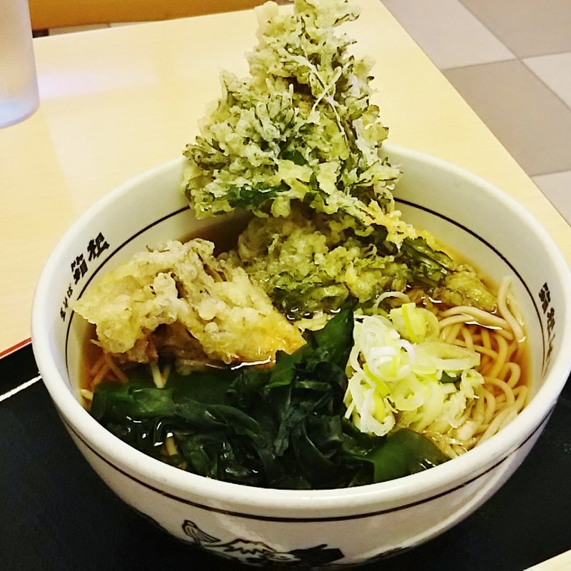 春菊の天ぷらそば(名代 箱根そば 秦野店)
