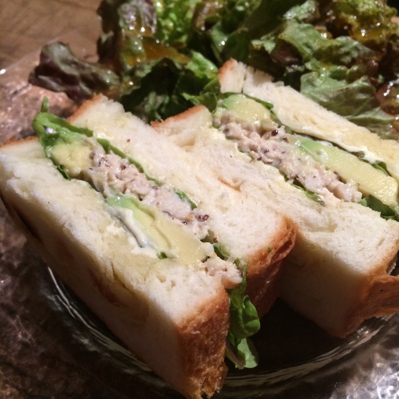 アボカドと蒸し鶏のサンドイッチ(K.S cafe 南青山店 )
