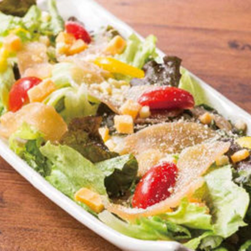 はかた地鶏生ハムとチーズのサラダ(味斗 スーク海浜幕張店 )