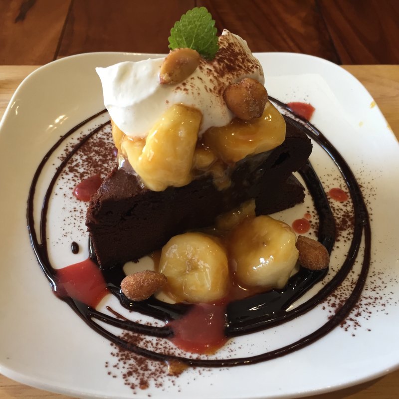キャラメルバナナのガトーショコラ(ドリンク付で、-100円)(NEST cafe&sweet)