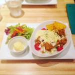 グリルチキンととろ〜りチーズのトマトドライカレー(猿Cafe 新宿マルイ本館店)