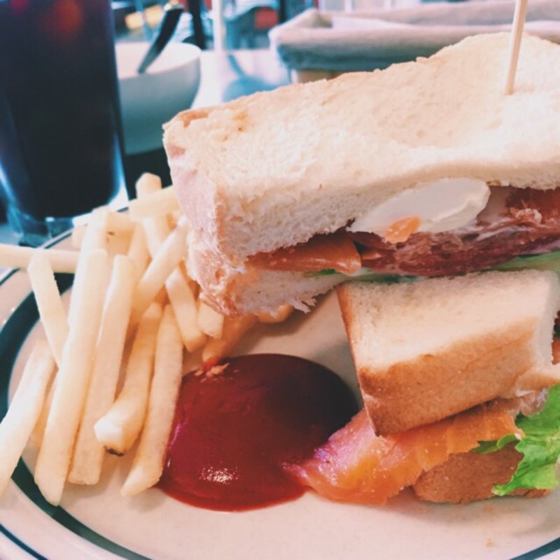 スモークサーモンクリームチーズのサンド(オンザコーナー （ON THE CORNER NO.8 BEAR POND）)