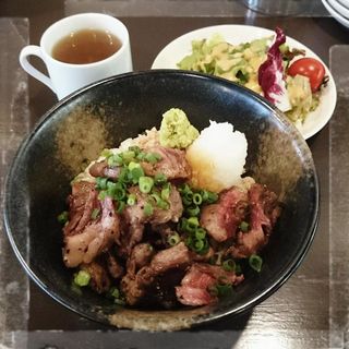 牛たたき丼(大衆肉バル スプリガン )