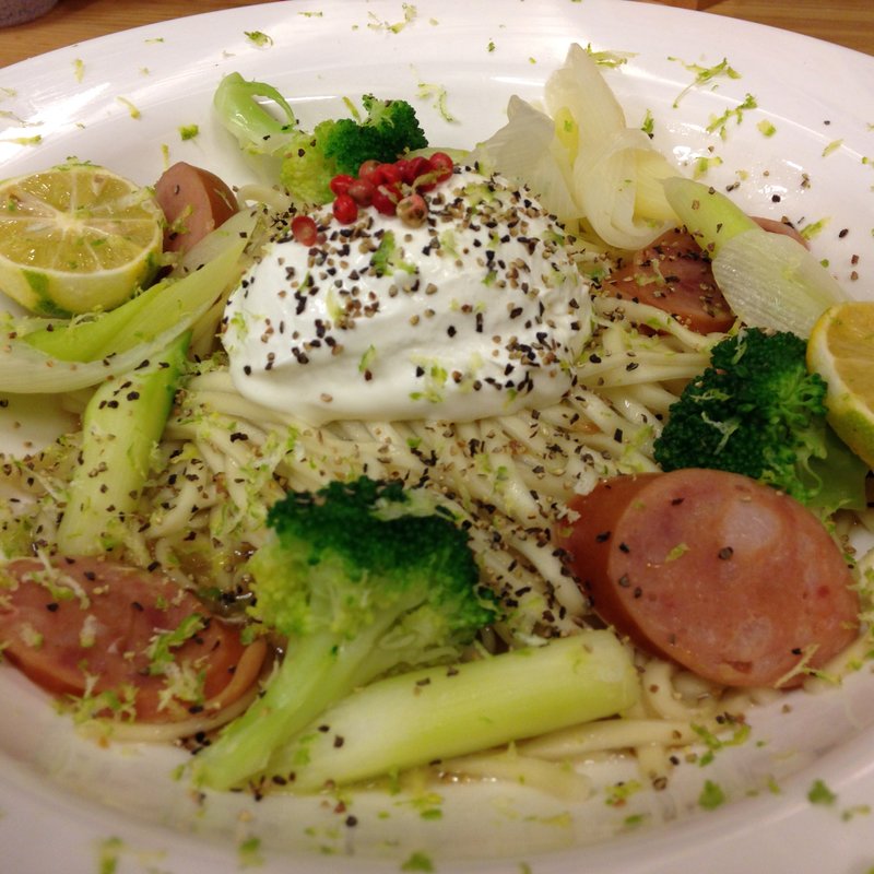 ペベロンチーノ風ませソバ～すだちのムースを添えて～(ソラノイロ ソルトアンドマッシュルーム （ソラノイロ salt & mushroom）)