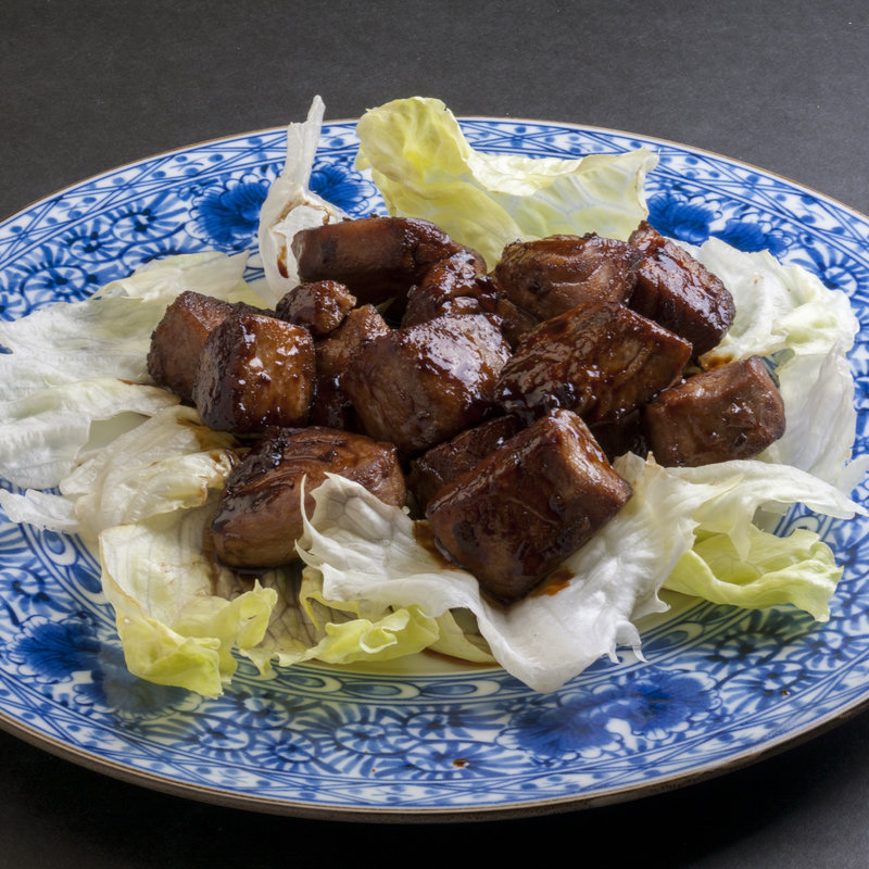 和牛のサイコロステーキ(金と銀と黒)