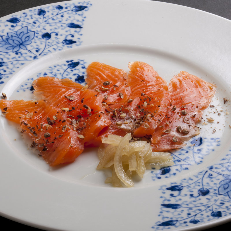 サーモンのカルパッチョ(金と銀と黒)