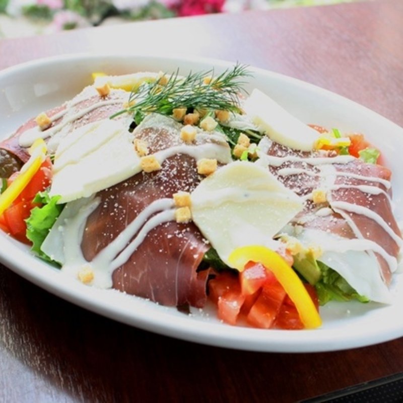 生ハムとモッツアレラのシーザーサラダ(古民家郷土料理 市川おいどん)