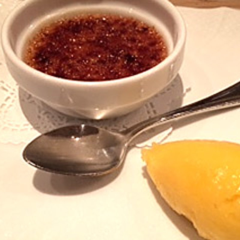 クレームブリュレとマンゴーアイスクリーム(りょうりにんみわ)