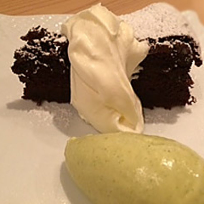 ガトーショコラとピスタチオアイスクリーム(りょうりにんみわ)